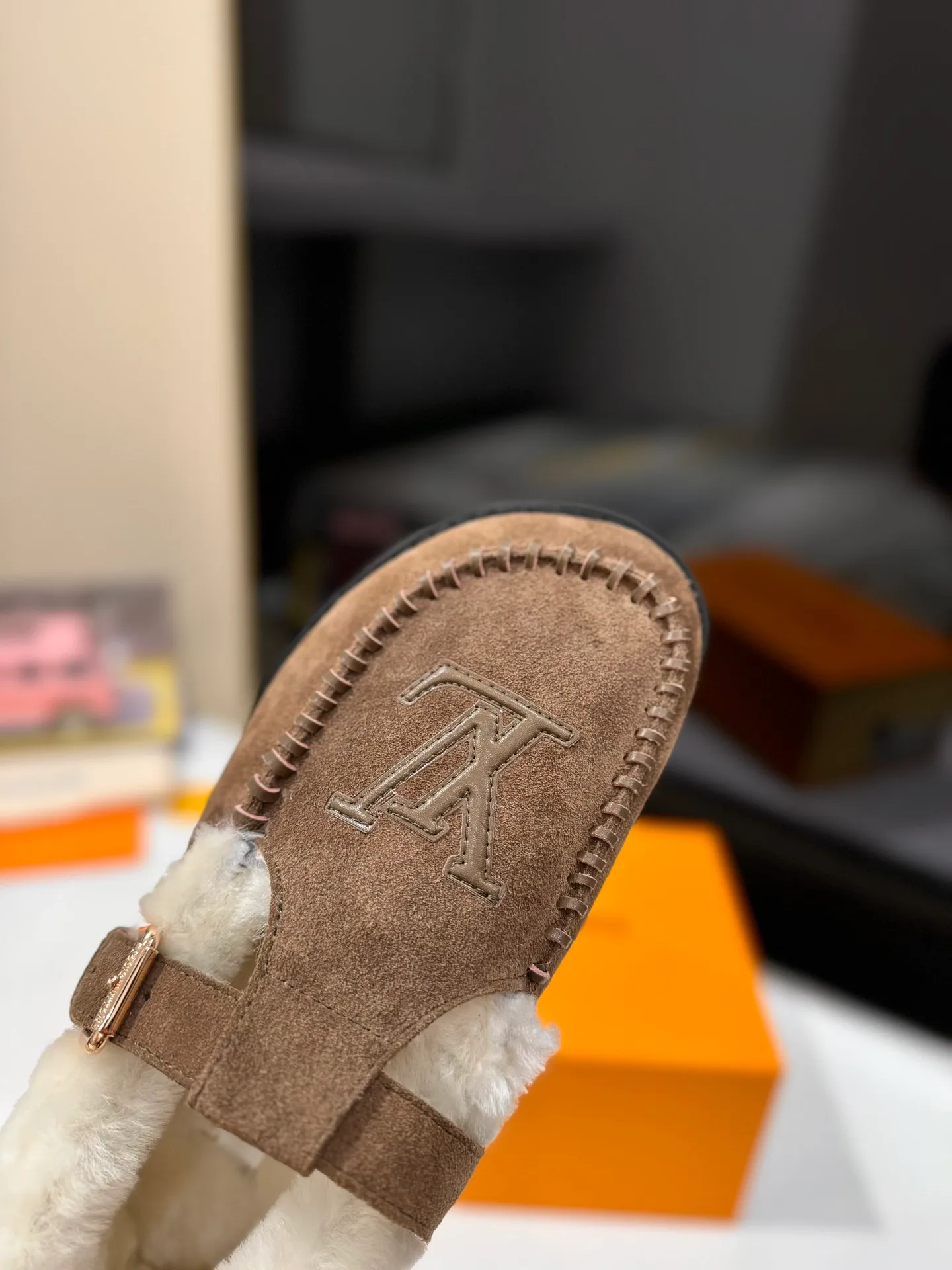 👟👟Ex-factory price 560👟👟 Louis Vuitton lv louis vuott…on fw24 new arrival～The latest furry slippers for autumn and winter🏂🏂 This pair of furry slippers is also very good-looking! The leather ones are very high-end! ! !Paired with denim shorts in autumn and winter, it’s perfect! Put it on and you will instantly have your ideal height! 😍 A favorite style, with fashion elements, the appearance of the upper is full of nobility. Wearing it can always show off the fashionable charm of women. It is fashionable but not too showy. The high-end beef tendon on the upper and the Lvjia letter buckle are so beautiful. ✅Upper: imported high-end frosted/cow leather ✅Outsole: original outsole ✅Inner lining: imported real wool ✅Size: 35-42 (41.42 customized, non-returnable) ✅Packaging: full set of original drawer box